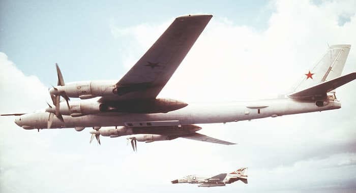 Стратегический разведчик Ту-95МР в сопровождении истребителя F-4 ВМС США